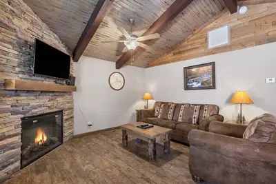 Image de Cozy lakeside Cabin, Minutes to Silver Dollar City! Resort Perks & Ticket Deals!