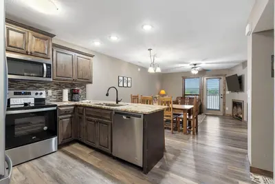 Image de Lakefront Condo, Private Deck, Sleeps 12. 4 bedroom, 3 Bathroom. 2 miles from Siilver Dollar City
