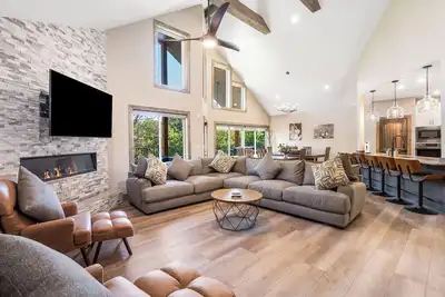 Image de Xl Lake Home with Perks Galore! Free GroupTickets, Lake Access, Games- 5 Min to Sdc!