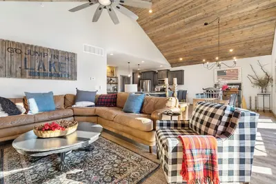 Image de Lakefront Cabin • Hot Tub • Sleeps 14 • Near Sdc