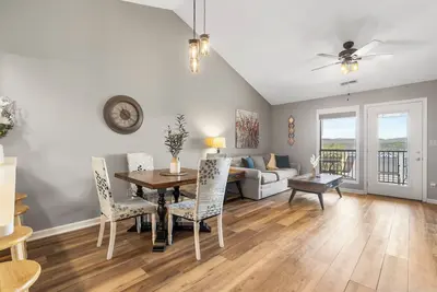Image de Direct Lakefront Condo, sleeps up to 4, Resort Perks and Ticket Deals!