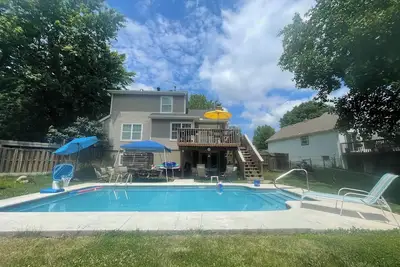 Image de New Listing! Home with a Pool, Park, and close to Arrowhead & Kauffman!