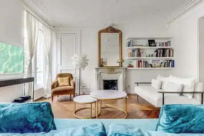 Image de The Lady in Red - Romantique & Soyeux - Notre Dame