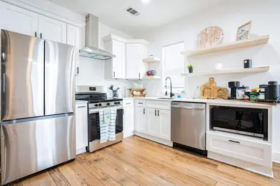 Image de Newly Renovate Charming home 3 beds 3 bath st Charles central city