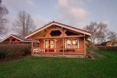 Image de Chalet finlandais d'ambiance dans un parc de vacances avec piscine