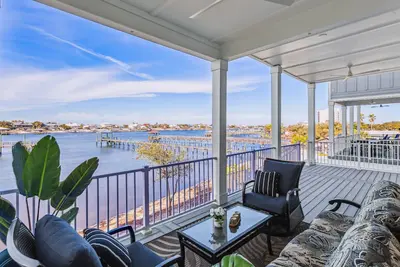 Image de New House| Complimentary Private Boat Slip| Community Pool & Pickle Ball Courts| Steps to Flora-Bama