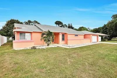 Image de Renovated 3br | Dog Friendly | Pond View | W/D