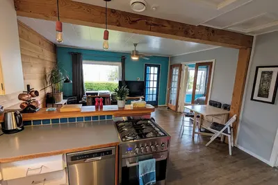 Image de Coastal Ocean View Cottage w/ Hot Tub
