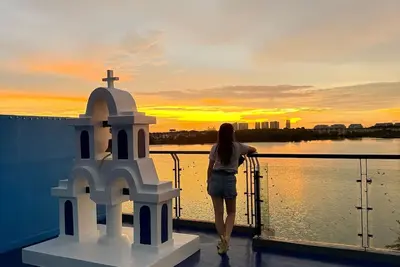 Image de Santorini in Msia 3000sqft TownVilla, rooftop Bbq, sunset lakeview, 5br, 13pax