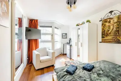 Image de Centre-located room on the canal