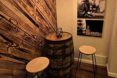 Image de The Speakeasy - Stylish 1-Br w/ Roaring 20s Charm!