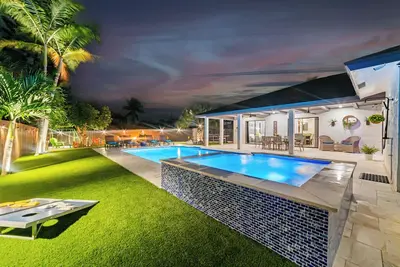 Image de The Grand Luxe: Sleeps 18+, Heated Pool & Spa, Game Room, Near Beach