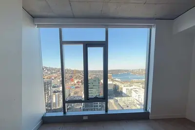 Image de Lease takeover: Spacious, well-lit, modern Slu studio with amazing lake view
