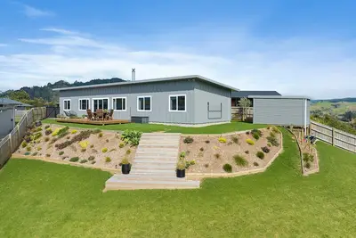 Image de Hilltop Haven - Modern 2-Bedroom Home Near Whangamata