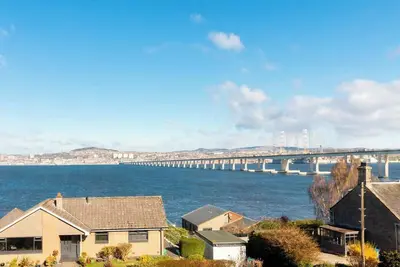 Image de Charming 2-Bedroom Upper Floor Apartment with Stunning River Views