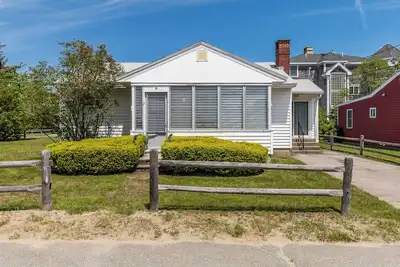 Image de This charming cottage boast an enclosed porch for the beautiful Ocean Views!