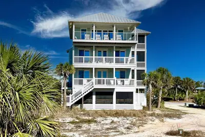 Image de N Cape, private spa, comm pool, ensuites galore, pets considered, beach gear