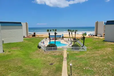 Image de Trade Winds 133 \"Oceanfront 2-Bedroom Retreat with Stunning Views and Amenities\"