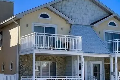 Image de Recently Renovated 3 Bedroom, 2 Bath Townhome just steps from the Beach!