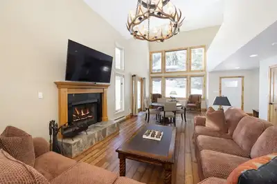 Image de Spacious Home Base! Hot Tub, Fire Pit, Sleeps 10