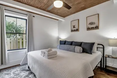 Image de Chic Escape in Savannah’s Victorian District by Lucky Savannah