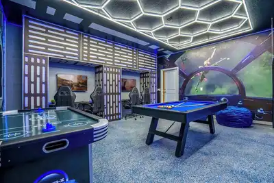 Image de Upstay: 20-Guest Home w Pool/Arcade/Hot Tub/Cinema