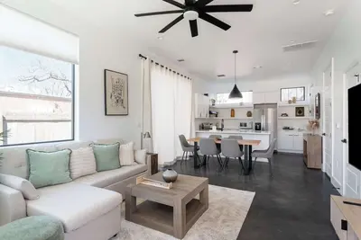 Image de Upstay: Contemporary 2br Retreat w Patio & Bbq