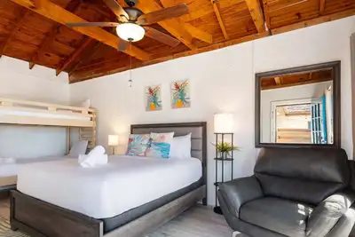 Image de Walk to Lake Travis ✦ Lakefront Waterpark ✦ Cozy Studio w/ Firepit & Patio