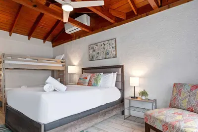 Image de Walk to Lake Travis│Waterpark w/ Pools, Waterslides, Sandy Beach│Bungalow for 4