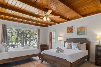 Image de Walk to Lake Travis & Free Waterpark! Glamping Bungalow, Patio w/ Grill+Firepit