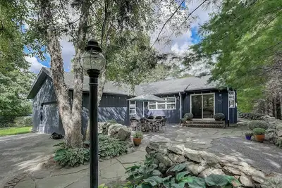 Image de We just moved here from A#^bnb! 5 star reviews & Guest Favorite! Check us out!