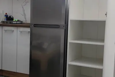 Image de Small room with kitchenette and private bathroom.