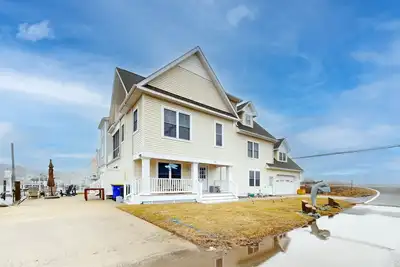 Image de West Fenwick home w/deck, patio, firepit, balcony & grill