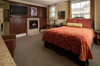 Image de Two Comfortable Downtown Suites w\/ City Views | Fireplace Access