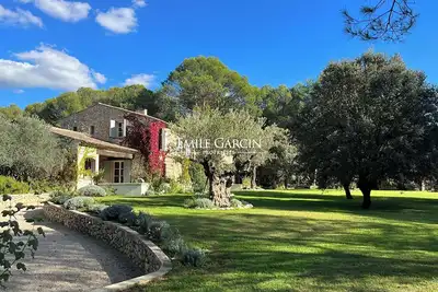 Image de Mas à louer à Saint Cannat dans un cadre verdoyant