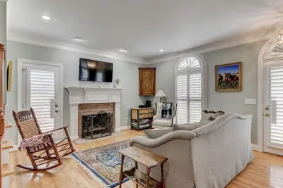 Image de Near Nashville, Gallatin farm home with swimming pool