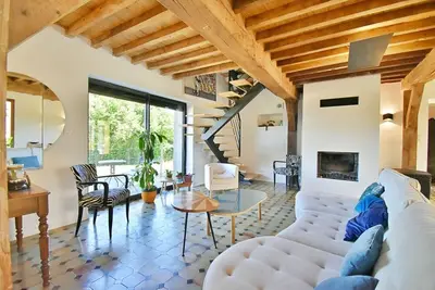 Image de Grande maison de campagne avec piscine idéal pour une grande famille ou amis.