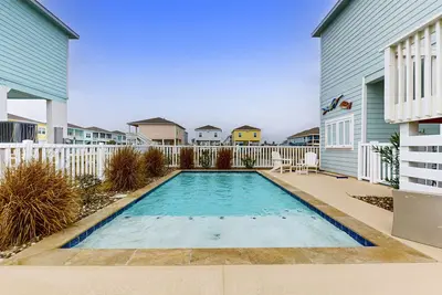 Image de Stunning beach house with balcony and fenced in private pool - steps to sand