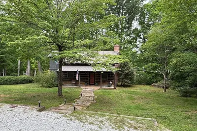 Image de Lake Hartwell Cabin w/ covered dock, sunroom, firepit, deck, sleep 12