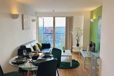 Stylish Apartment Leeds City Centre | 2 Balconies
