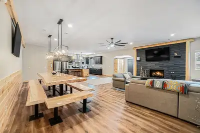 Image de Luxurious Lodge w/ 8-lane bowling ally, great location next to lakes & trails