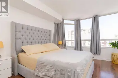 Image de \n\nElegant 2br + Den Condo in the Heart of Mississauga