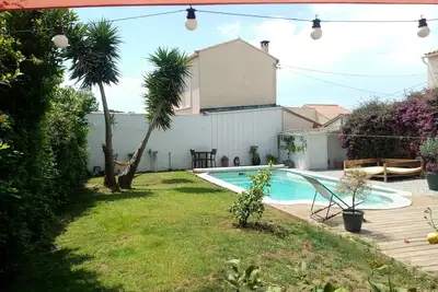 Image de Maison de caractère avec piscine, proche plages et commerces.