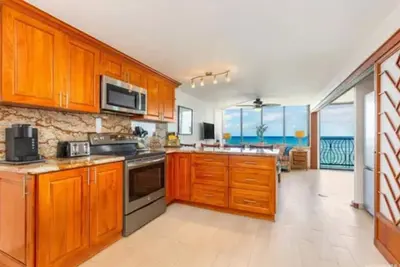 Image de Luxurious 2-bedroom/2-bathroom oceanfront condo with pool, jacuzzi and parking