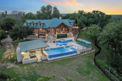Image de Resort with 50 foot Infinity Edge Pool, Hot Tub, Sports Courts, and More!
