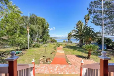 Image de Lakeside Orange Farmhouse