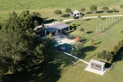Image de Charming container home 6-bed, pool house serene, tranquil and relax in nature.