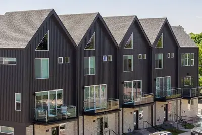 Image de Feel at home- proximity to Dtc, hospitals, Du and Downtown