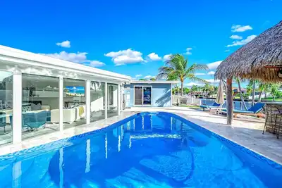 Image de Pool & Waterfront! Tiki Hut+Close To Beach!