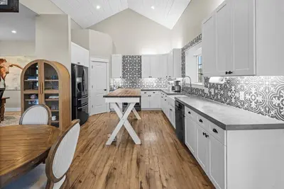 Image de Pickleball court on 5-acres, spacious house